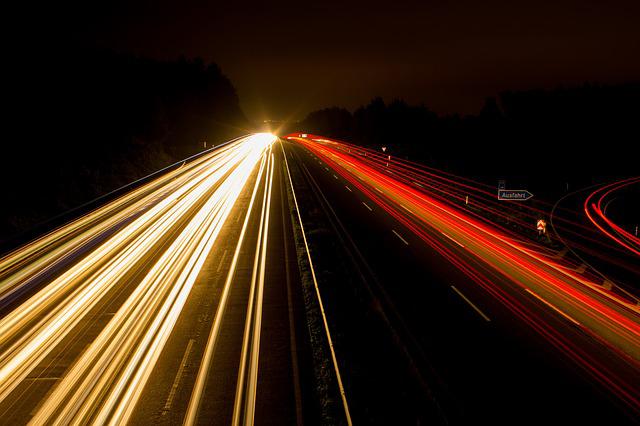Oświetlenie pojazdów – jak kupić lampy przednie i tylne. O reflektorach samochodowych słów parę